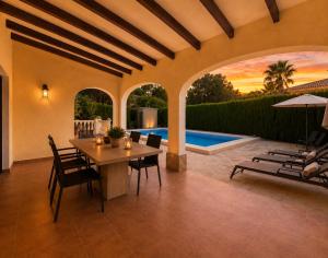 Beautiful 3 bedroom villa with heated private pool and mountain views