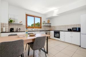 Erato Gardens Modern Apartment By VICHY Holidays