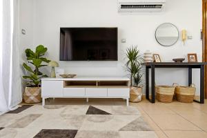 Erato Gardens Modern Apartment By VICHY Holidays