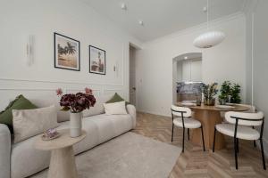 Przytulny Apartament z Balkonem by Noclegi Renters