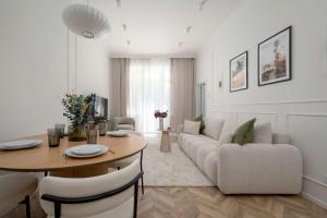 Przytulny Apartament z Balkonem by Noclegi Renters