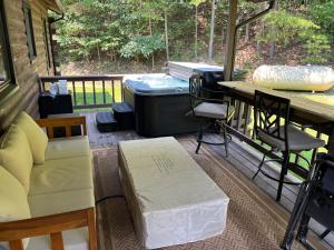New Hot Tub - Sweet Pines Cabin Sleeps Up To 8