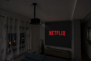 LUJO Proyector, Parking, Maquina Arcade y Netflix