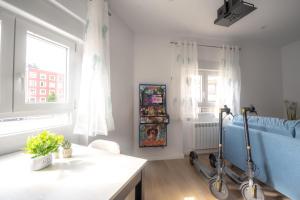 LUJO Proyector, Parking, Maquina Arcade y Netflix