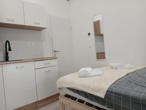 Small Studio w Detached Private Bathroom