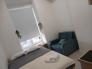 Small Studio w Detached Private Bathroom
