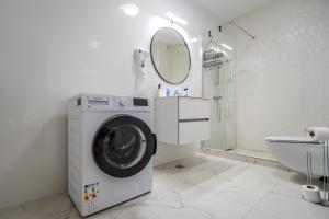 Designer Studio by Blvd 47B5 - Free Parking