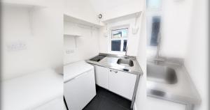 Contemporary Studio Near Boston Manor Sleeps 2