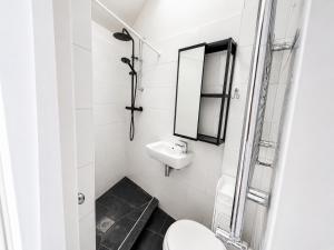Contemporary Studio Near Boston Manor Sleeps 2