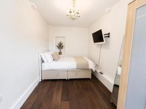 Contemporary Studio Near Boston Manor Sleeps 2