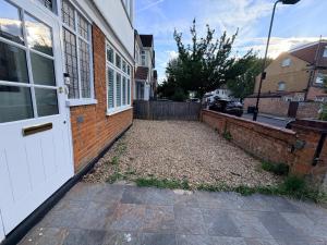 Contemporary Studio Near Boston Manor Sleeps 2