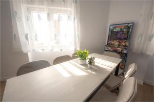 LUJO Proyector, Parking, Maquina Arcade y Netflix