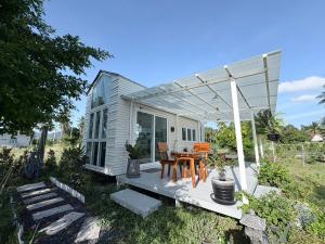 Tiny beach house- Coconut Garden With Free Row Boat