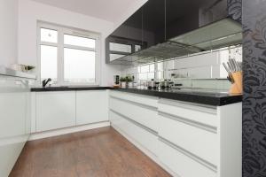 Bright Apartment for Two with Balcony, Near Wilanow Palace by Noclegi Renters
