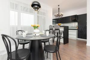 Bright Apartment for Two with Balcony, Near Wilanow Palace by Noclegi Renters