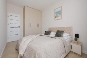 Cozy Apartment with a Balcony and Parking by Noclegi Renters