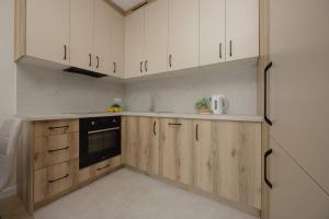 Cozy Apartment with a Balcony and Parking by Noclegi Renters
