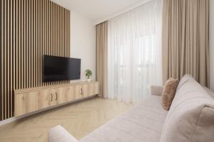 Cozy Apartment with a Balcony and Parking by Noclegi Renters