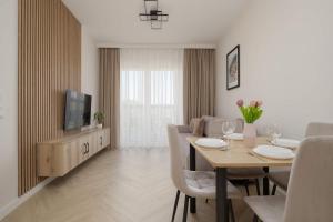 Cozy Apartment with a Balcony and Parking by Noclegi Renters