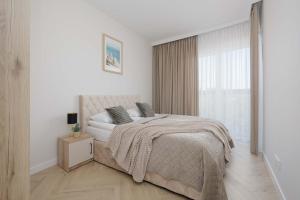 Cozy Apartment with a Balcony and Parking by Noclegi Renters