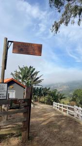 Chalé com lareira externa e vista para o Pico do Lopo