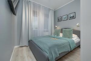Cztery Pory Roku Komfortowy Apartament z Balkonem i Miejscem do pracy by Noclegi Renters