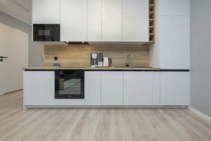Cztery Pory Roku Komfortowy Apartament z Balkonem i Miejscem do pracy by Noclegi Renters