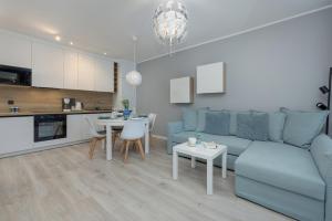 Cztery Pory Roku Komfortowy Apartament z Balkonem i Miejscem do pracy by Noclegi Renters