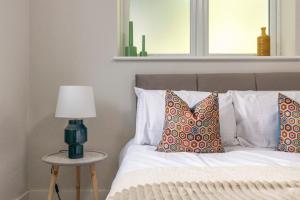 Peaceful London Stay 2BR Walkable Locale