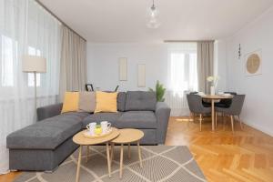 Comfortable Apartment with Balcony and Workplace by Noclegi Renters