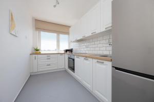 Comfortable Apartment with Balcony and Workplace by Noclegi Renters