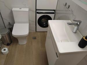 Alexandras Avenue Minimal Haven for 2 by Traser