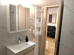 Alexandras Avenue Minimal Haven for 2 by Traser