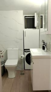 Alexandras Avenue Minimal Haven for 2 by Traser
