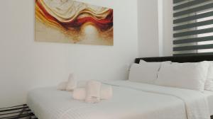 Alexandras Avenue Minimal Haven for 2 by Traser