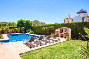 Villa Oliveres by Villa Plus