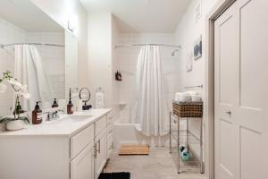 Riverwalk View Luxe Condo Views Pool Free Parking