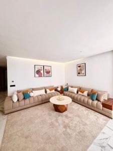 Spacious, Stylish & Comfy Retreat - Close to Beach