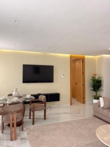 Spacious, Stylish & Comfy Retreat - Close to Beach