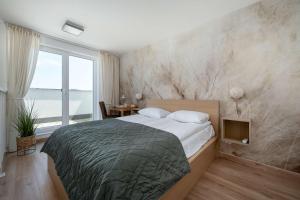 Stylowe Studio z Antresolą, Balkonami i Miejscem do Pracy by Noclegi Renters