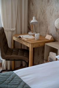 Stylowe Studio z Antresolą, Balkonami i Miejscem do Pracy by Noclegi Renters
