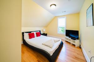 Family-Friendly 4BR Boston Stay Near Franklin Park, Free Parking, Near MTBA 233-3