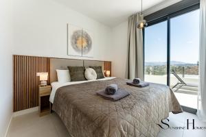 Golf View Penthouse with Pool & Gym Access