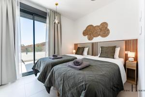Golf View Penthouse with Pool & Gym Access