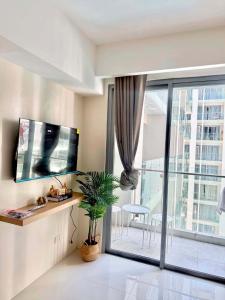 Luxury Condo near NAIA Airport & MOA with FREE Pool & Gym