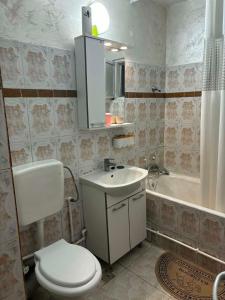Apartament 2 camere si 1 sufragerie, la parter aproape de plajă si de parc loc linistit supermarketul aproape gara si multe altele 2 intrari pe Soseaua Constantei si pe Pictor Tonitza