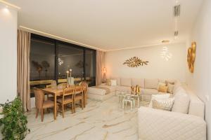 Elegence-Monte Cabo