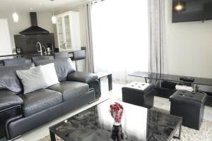 Marbella Center Seafront 3 BR by Houselogy