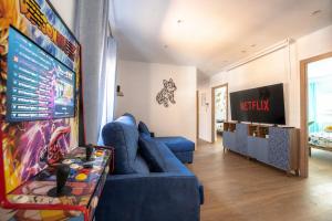 LUJO Maquina Arcade, Patinetes, Netflix y Parking