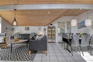 Centralt Beliggende Poolhus I Vejlby Klit Sj605